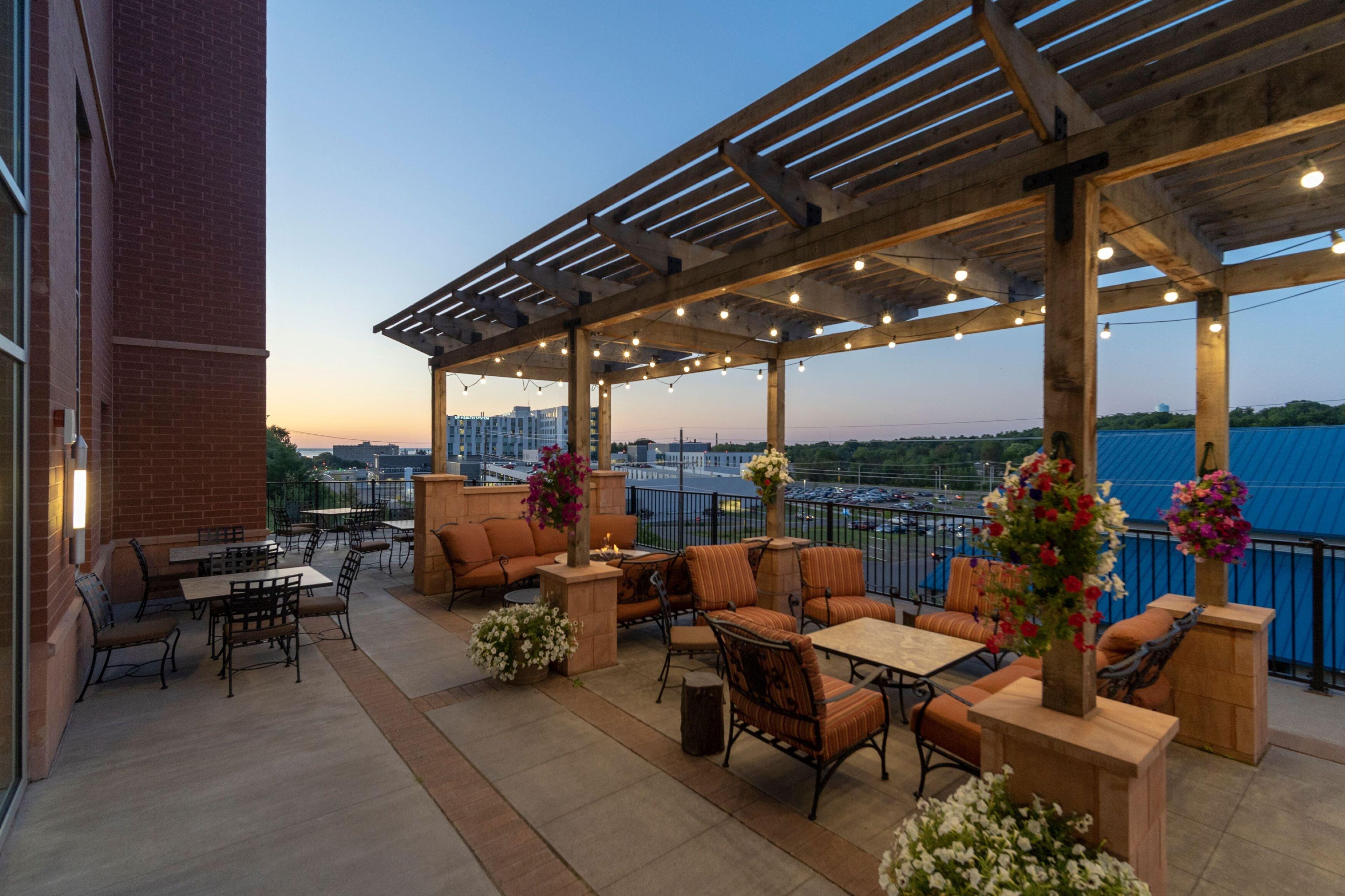 Staybridge Suites Marquette By Ihg Exteriör bild